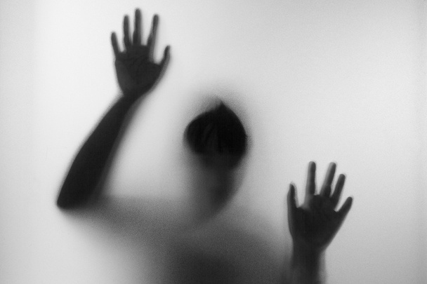 Siyah beyaz mat cam arkasında korku kadın. Bulanık h - Fotoğraf, Görsel