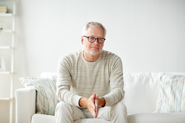 χαμογελώντας ανώτερος άνθρωπος γυαλιά που κάθεται στον καναπέ - Φωτογραφία, εικόνα