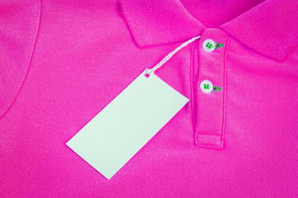 une étiquette blanche vierge ou une étiquette attachée sur la chemise
 - Photo, image