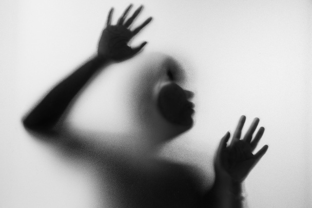 Mujer horrorosa detrás del vidrio mate en blanco y negro. Borroso h
 - Foto, imagen