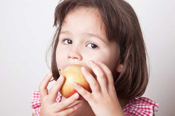 meisje een appel bijten - Foto, afbeelding