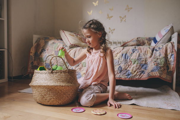 menina criança brincando em seu quarto com comida de brinquedo, cozinhar e se divertir em casa
 - Foto, Imagem