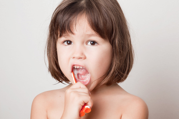 Girl cleans teeth - Photo, Image
