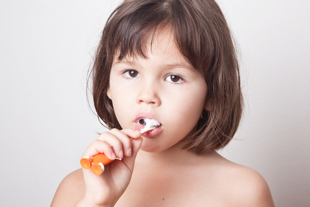 Girl cleans teeth - Fotó, kép