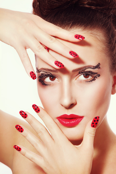 Menina com maquiagem extravagante e manicure
 - Foto, Imagem