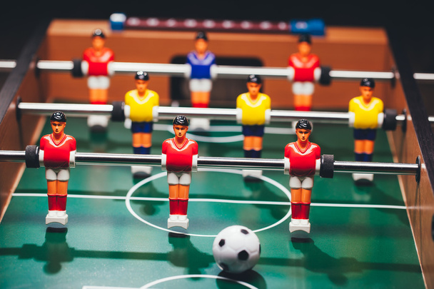 テーブル サッカー サッカー ゲーム (キッカーやサッカーの人工モデル) - 写真・画像
