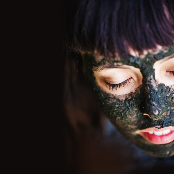 woman making black clay mask - Valokuva, kuva