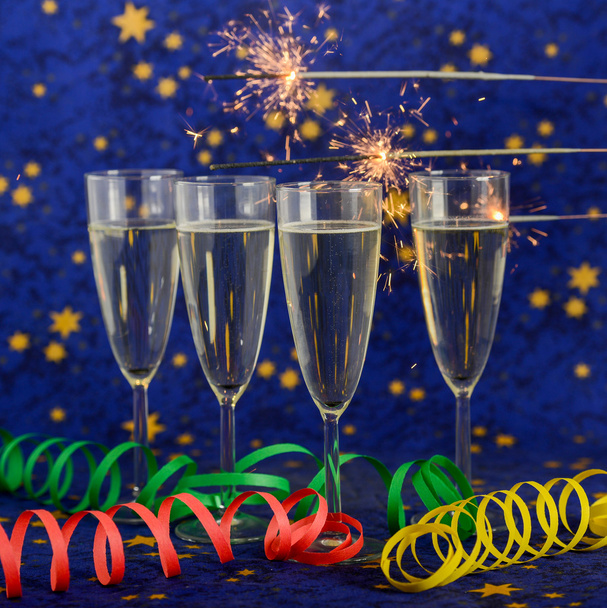Vasos con champán contra luces navideñas
 - Foto, imagen