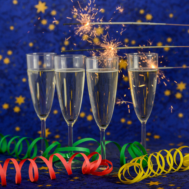 Vasos con champán contra luces navideñas
 - Foto, imagen