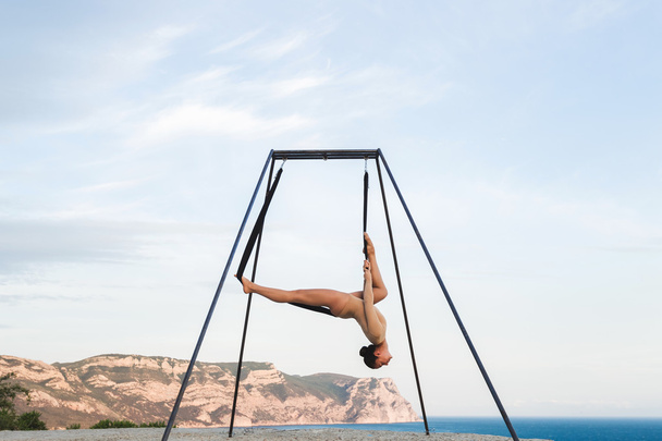 Frau praktiziert Fliegentanz-Yoga-Posen  - Foto, Bild