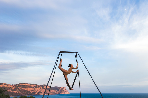 Akrobatischer Fliegentanz Yoga im Freien  - Foto, Bild
