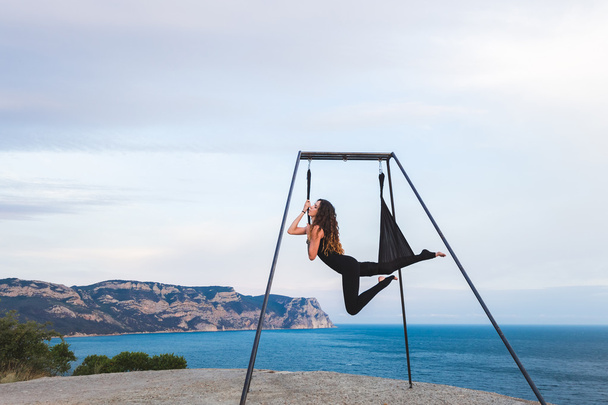 Akrobatik sinek dans yoga açık  - Fotoğraf, Görsel