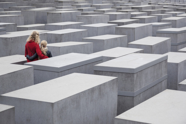 мать и дочь у памятника жертвам Холокоста в Берлине
 - Фото, изображение