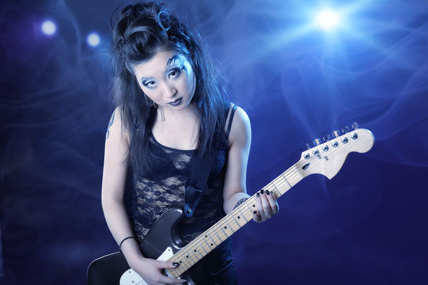 γυναίκα ροκ με κιθάρα - Φωτογραφία, εικόνα