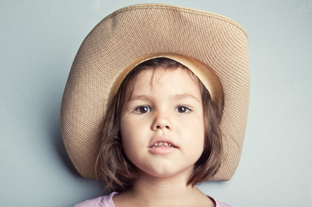 Criança de chapéu de cowboy
 - Foto, Imagem