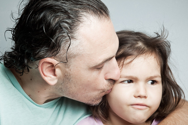 Papá besando hija
 - Foto, Imagen