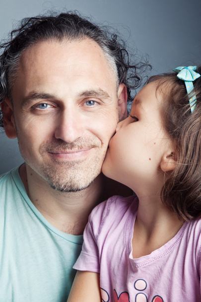 Daughter kissing her father - 写真・画像