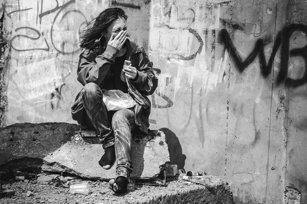 obdachloser Bettler stilzhizni, Gesundheit, soziale Kontakte - müde, elend obdachlose hungrige Frau raucht eine Zigarette - Foto, Bild
