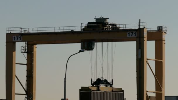 loading crane with cab lifts up the container - Πλάνα, βίντεο