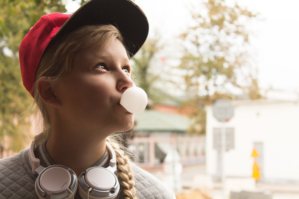Teen Girl and Chewing Gum. Copy Space - Foto, Imagen