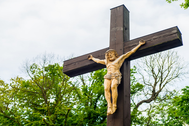 Kruzifix - gekreuzigter Jesuschrist hängt am Straßenrand - Foto, Bild
