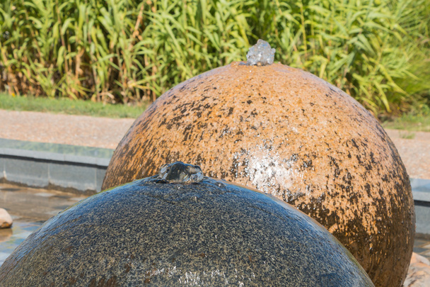 zwemmen stenen bol fonteinen - Foto, afbeelding