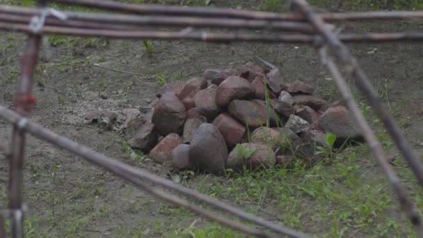 Piedras en la tradicional cabaña de sudor
 - Metraje, vídeo
