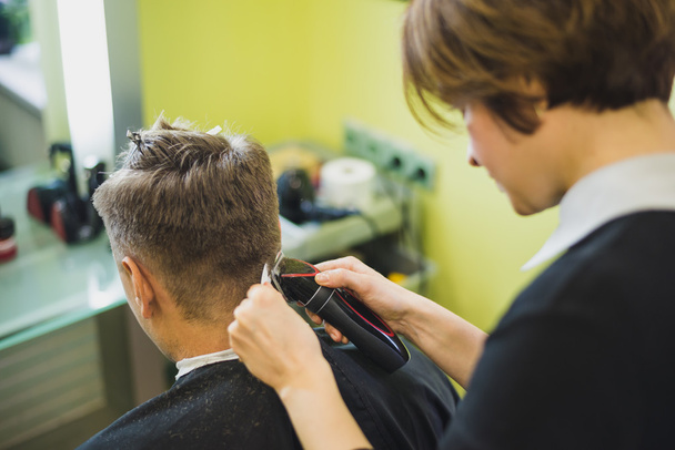 Profesjonalny fryzjer stylizacja włosy swojego klienta - Zdjęcie, obraz
