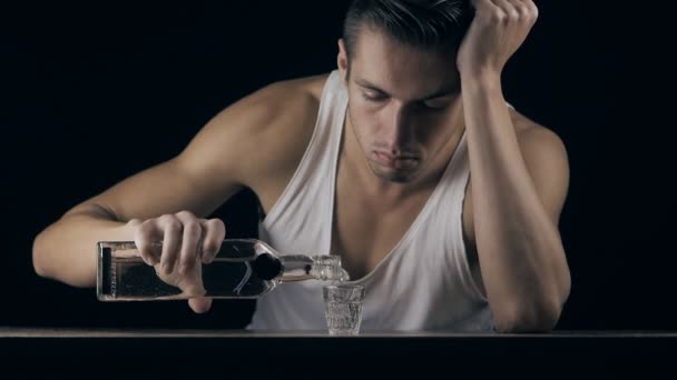 masentunut mies juo vodkaa pimeässä huoneessa
 - Materiaali, video