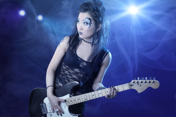 Frauenrock mit Gitarre - Foto, Bild