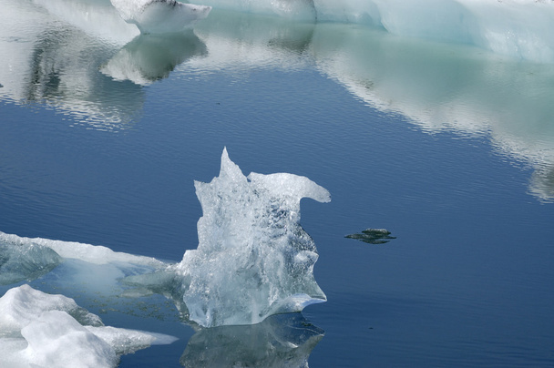 παρασύρεται πάγου στη λιμνοθάλασσα πάγο jokulsarlon. - Φωτογραφία, εικόνα