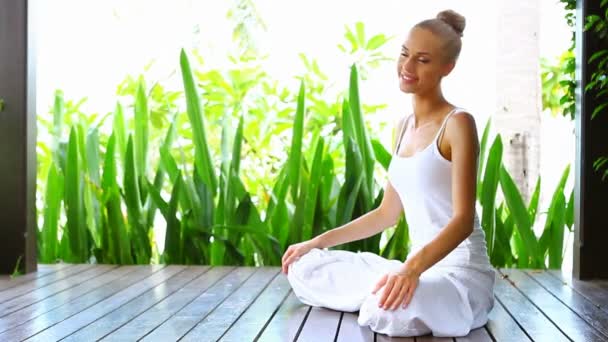 Frau praktiziert Yoga und Meditation - Filmmaterial, Video