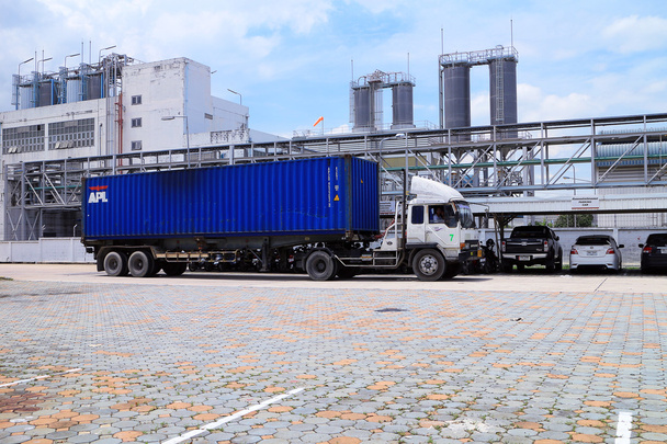 Vrachtwagen in fabriek gebied voor vervoer - Foto, afbeelding