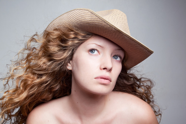 Femme dans un chapeau de cow-boy
 - Photo, image