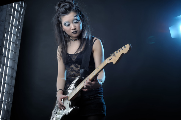 Donna rock star con chitarra
 - Foto, immagini