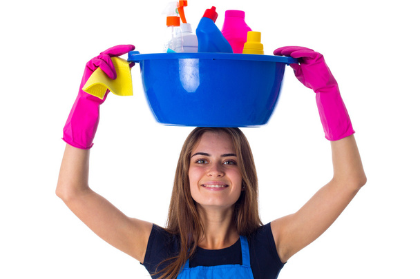 Nainen, jolla on siivoustarvikkeita pesualtaassa
 - Valokuva, kuva