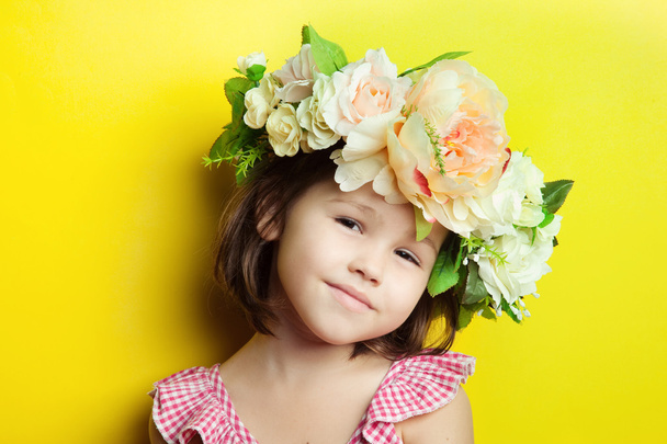 Lány egy virág koronát  - Fotó, kép