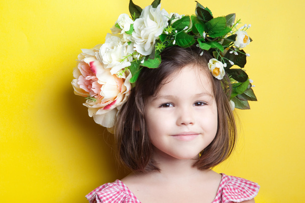 Girl in a floral crown  - Foto, Bild