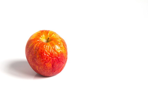 Wizen apple gepresenteerd als oude verouderen huid - Foto, afbeelding