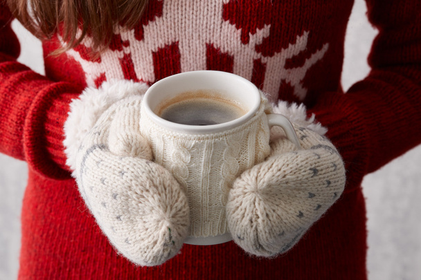 Zimowe filiżankę kawy w rękach - Zdjęcie, obraz