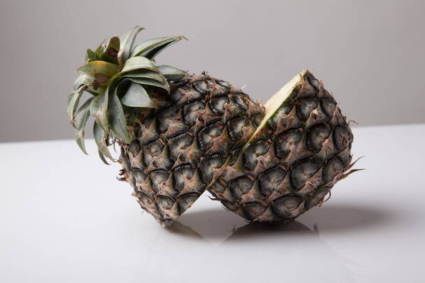 Half cut fresh pineapple - Foto, Imagem