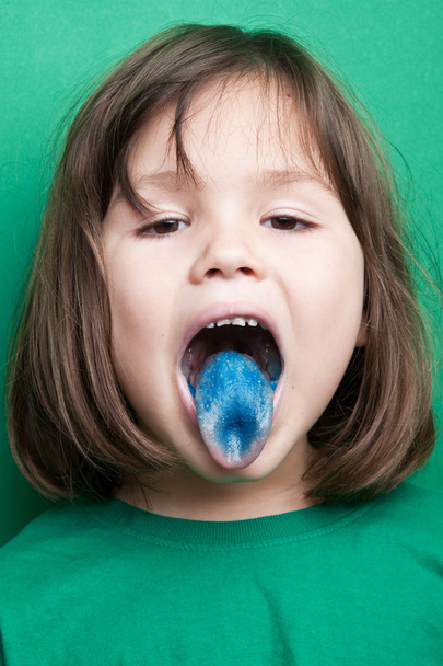 Дівчина з язиком, пофарбована в синій колір
 - Фото, зображення