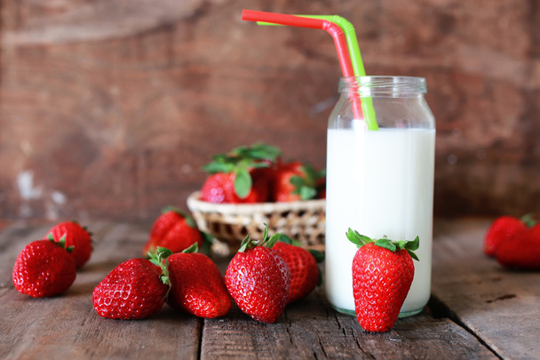 strawberries and milk in a glass - Фото, изображение
