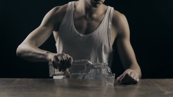 hombre deprimido bebiendo vodka en una habitación oscura
 - Metraje, vídeo