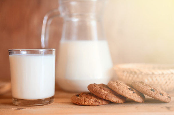 milk with chocolate biscuits cereals - Foto, immagini