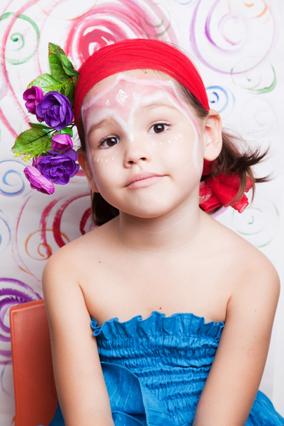 Criança com flores na cabeça
 - Foto, Imagem