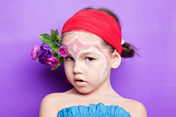 Portrét dítěte s květinami - Fotografie, Obrázek