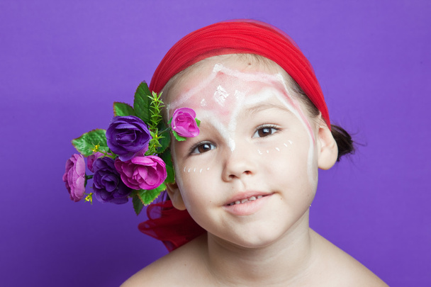 Portrait of a child with flowers - 写真・画像