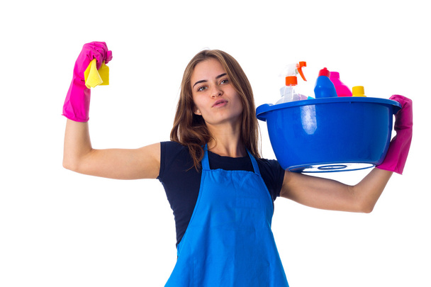 Frau hält Putzzeug in Waschschüssel - Foto, Bild