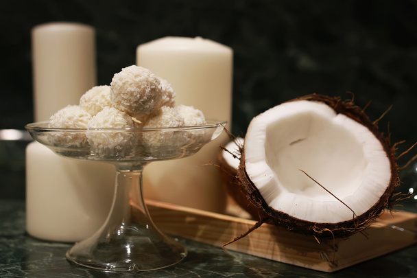 Кокосовые конфеты на деревянном фоне
 - Фото, изображение